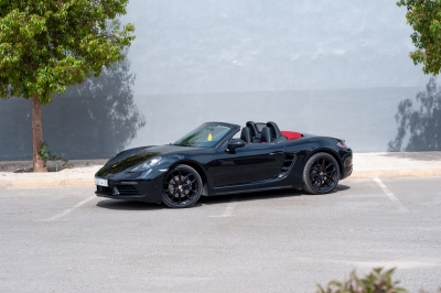 كراء سيارة and Drive the Porsche 718 Boxster 2023 في الدار البيضاء سعر يبدأ من 8500 درهم يومي أسبوعي شهري