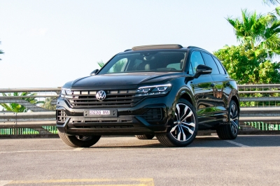 كراء سيارة and Drive the Volkswagen Touareg R-Line 2023 في الدار البيضاء سعر يبدأ من 1500 درهم يومي أسبوعي شهري